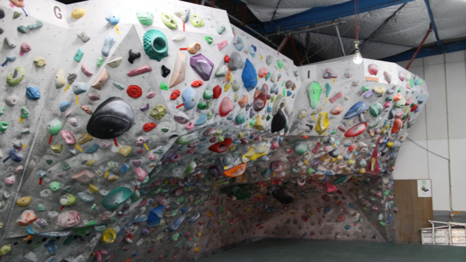 神奈川県のクライミング施設「ボルダリングジム 攀（HANN1） 寒川店」